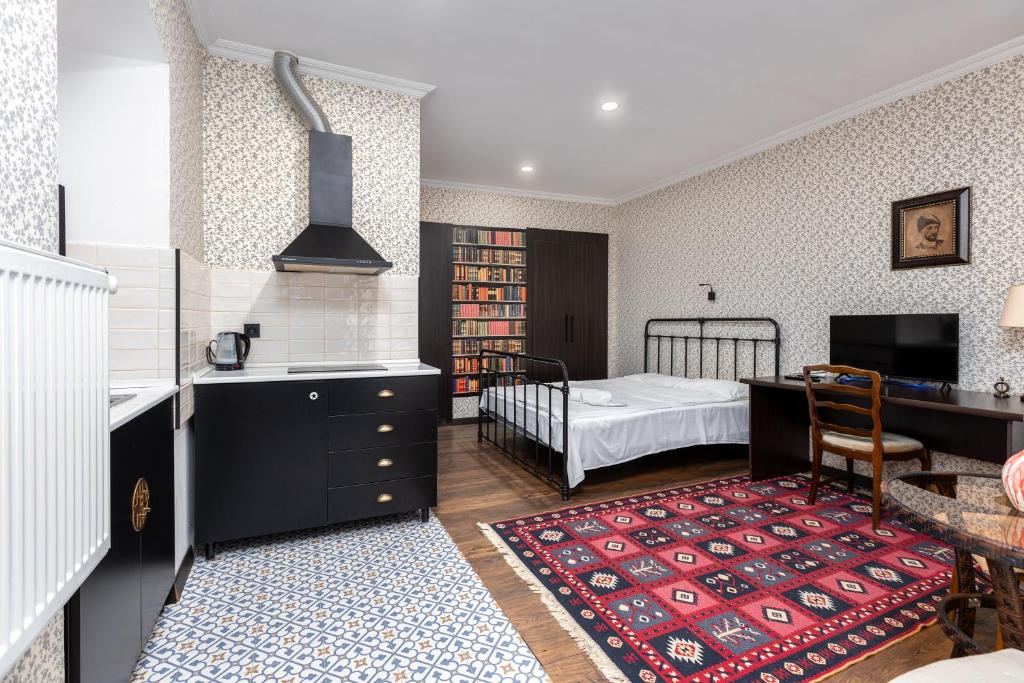 Room with quite yard view, Tbilisi