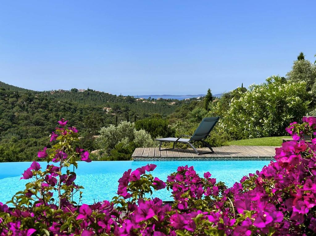 Villa CORAIL privée et climatisée pour 10 personnes avec piscine et superbe vue mer et collines à La Londe-les-Maures - 1