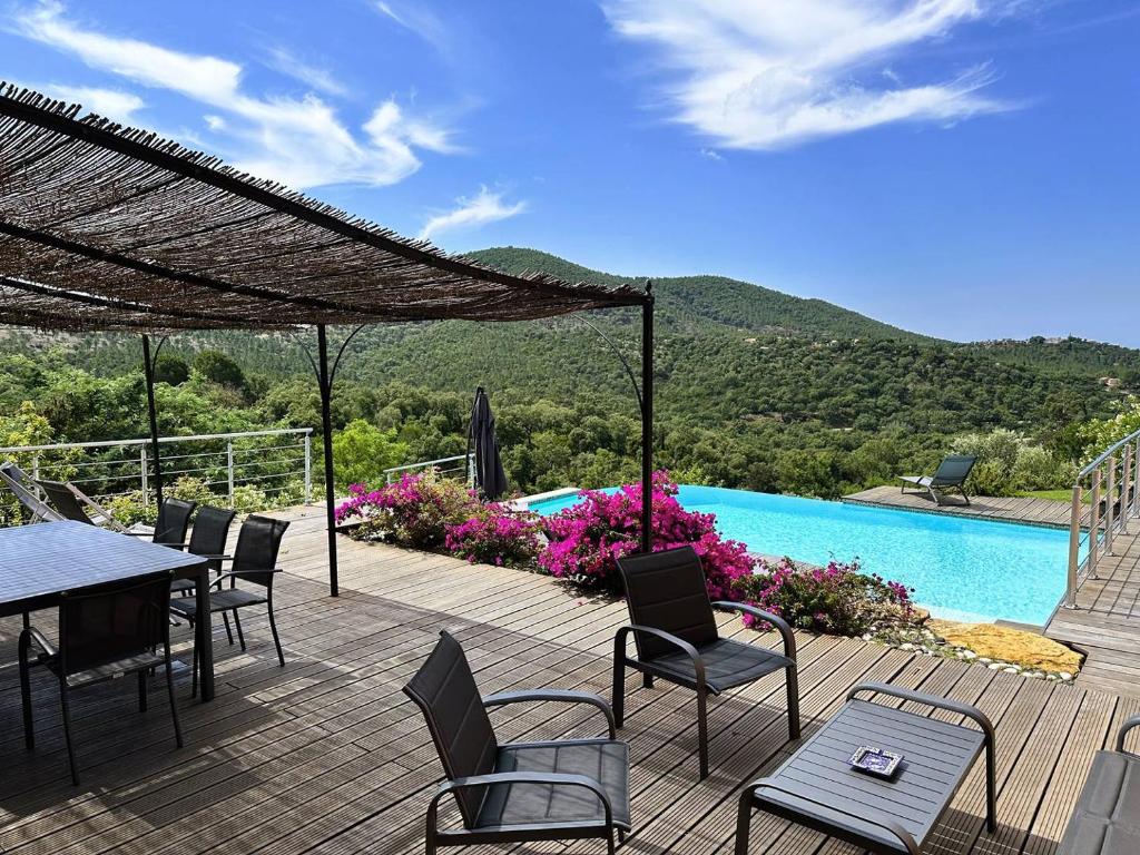 Villa CORAIL privée et climatisée pour 10 personnes avec piscine et superbe vue mer et collines à La Londe-les-Maures - 4