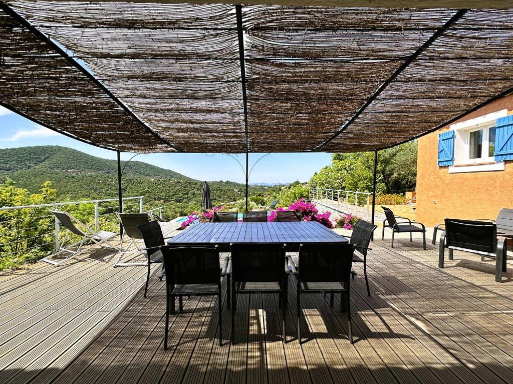 Villa CORAIL privée et climatisée pour 10 personnes avec piscine et superbe vue mer et collines à La Londe-les-Maures - 5