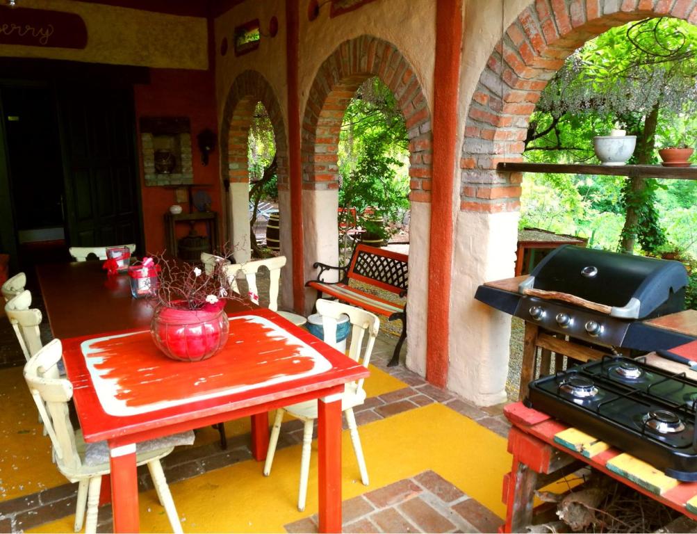 Krasberry Ježev brlog, Komen