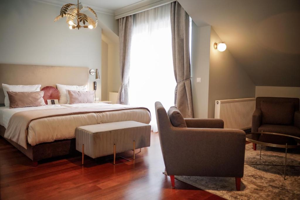 Queen's Court Hotel & Residence Lobby