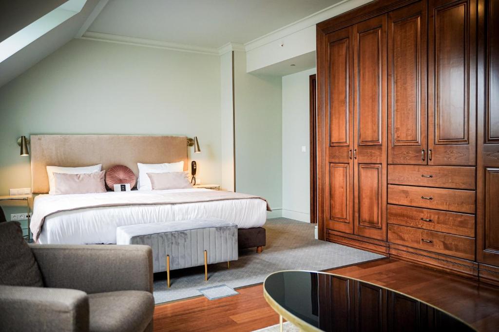 Queen's Court Hotel & Residence Junior Suite - Room plan