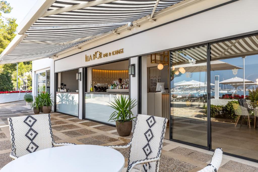 Hotel Illa d'Or & Club Apts 4* Sup — Restaurant & bars in Puerto Pollensa, Balearic Islands