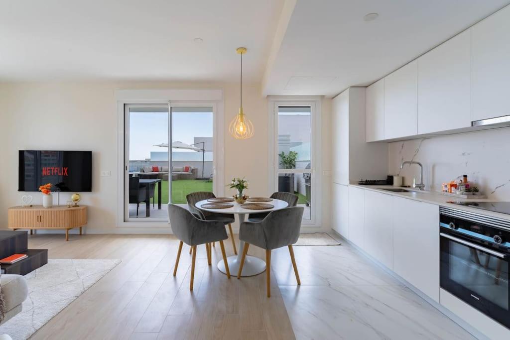 Modern 2-Bed Apartment with Huge Terrace - 3