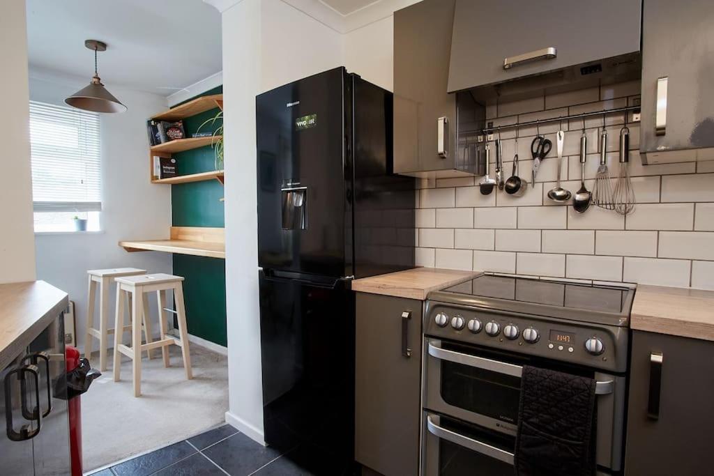 Premium Central Stroud Apartment photo 5