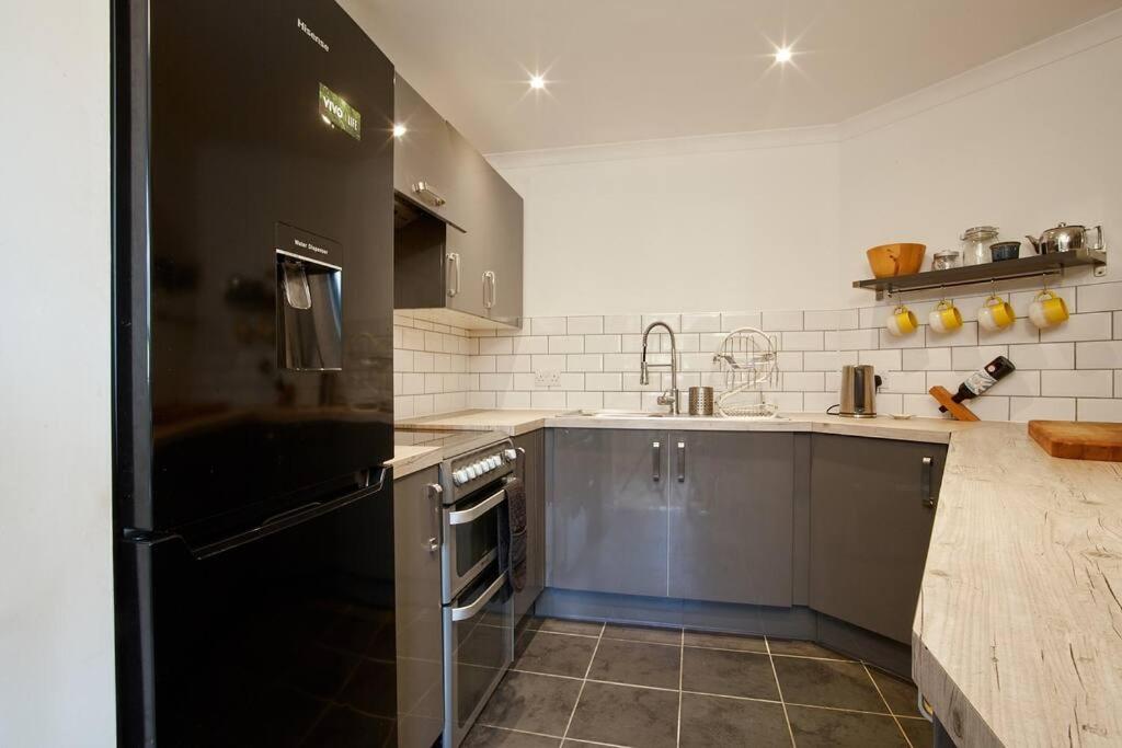 Premium Central Stroud Apartment photo 3