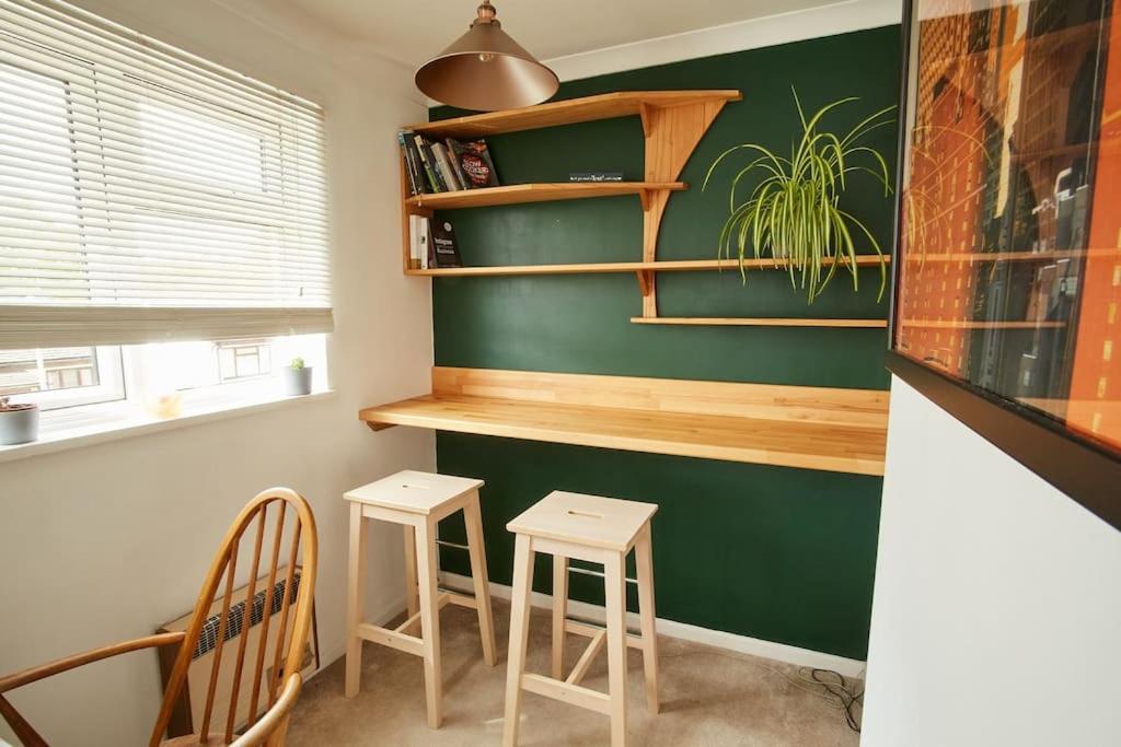Premium Central Stroud Apartment photo 2