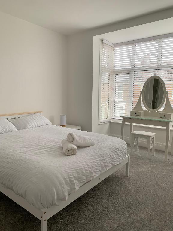 Iris Home in Southsea FREE street parking and pets welcome, Portsmouth