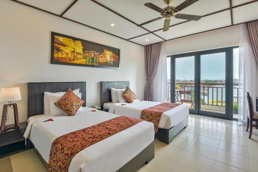 Phòng ngủ có 2 giường sang trọng,rộng rãi,có view ban công tại White Lotus Hotel HoiAn