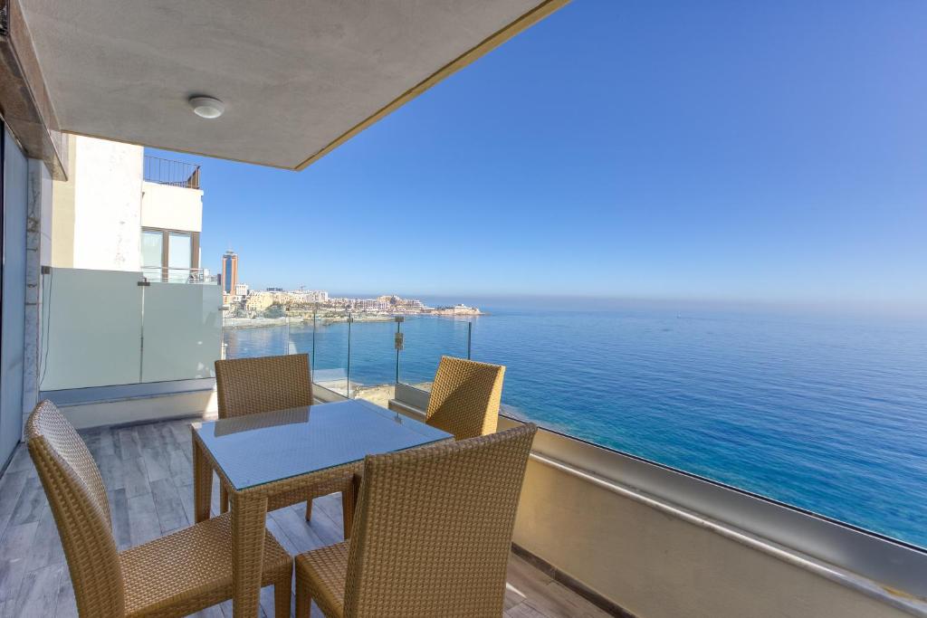 Seafront 3BR APT in Sliema with Private Balcony by 360 Estates, Sliema