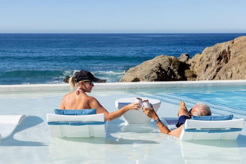 Modern Beachfront Residence with Resort Amenities, El Pescadero