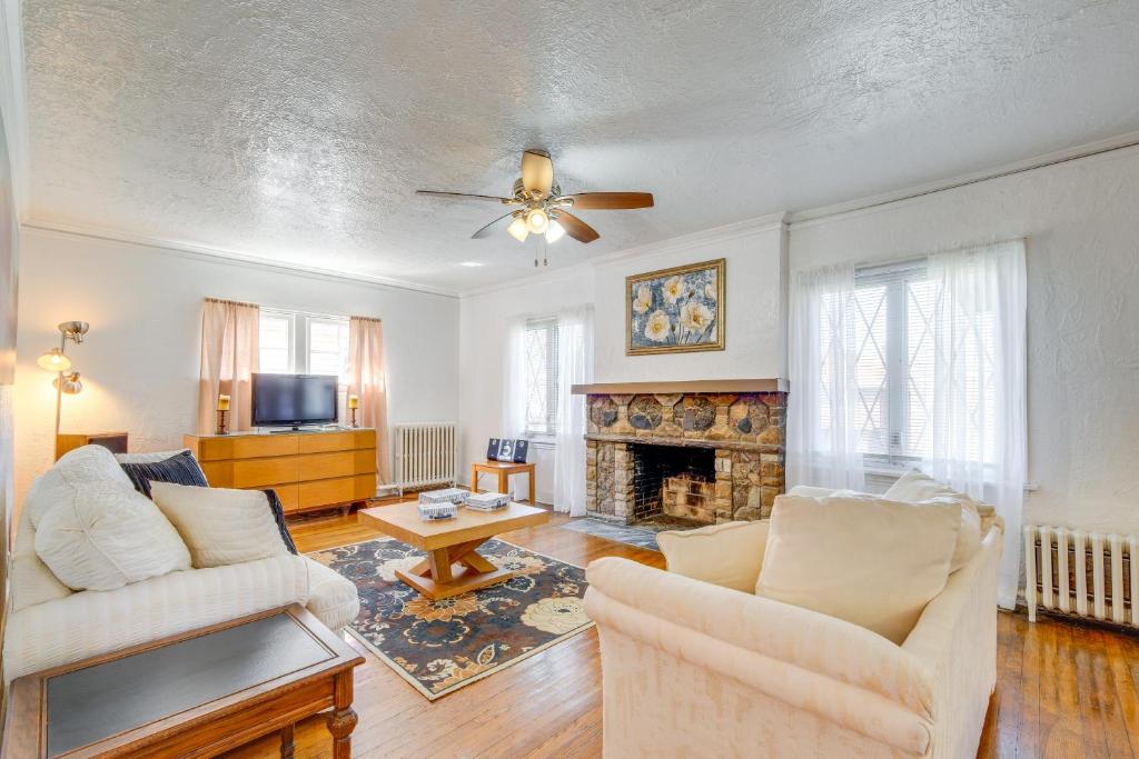 Trendy South Euclid Apt - 5 Mi to Cleveland Clinic, South Euclid