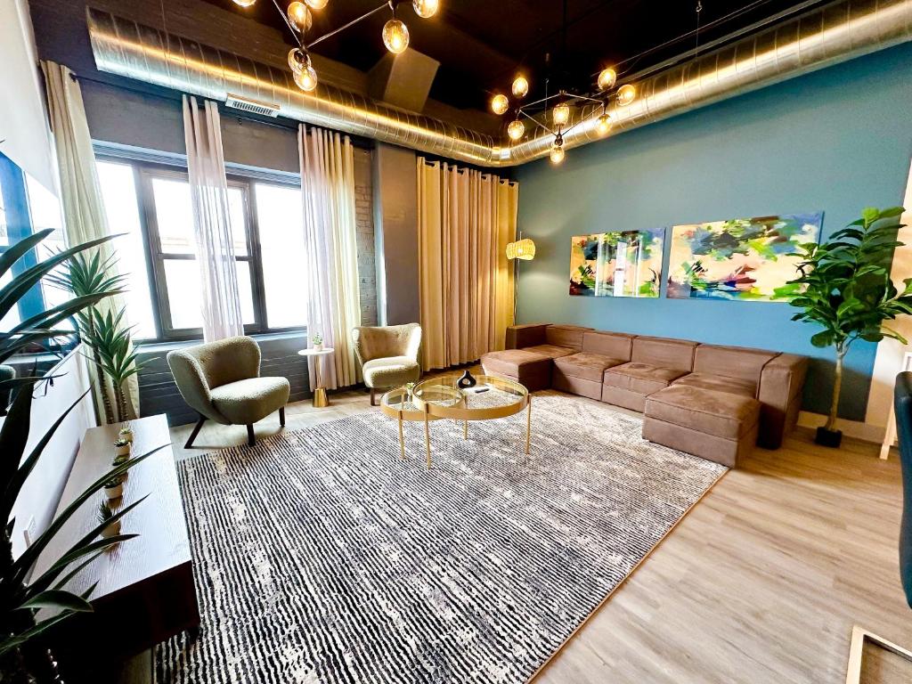 Spacious 5BR Luxury Suite Perfect for Group Sleeps 12 Near McCormick Place, Grant Park and Soldier Field, Chicago