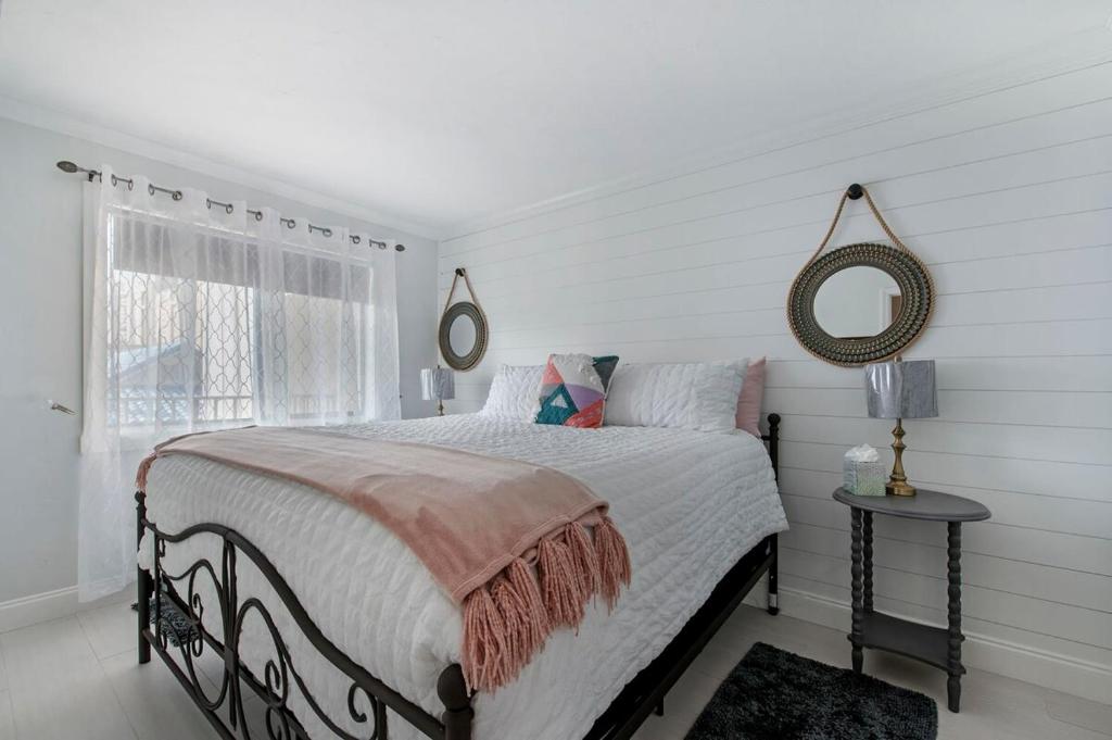 Modern Condo With Pool Steps From Vanderbilt Beach, Naples