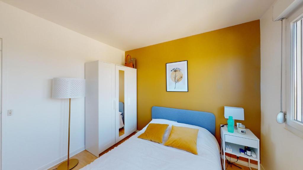 Top Floor Apartment with Monument Views - 5