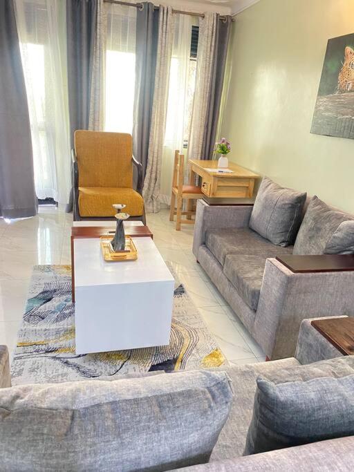 Homie flat with airport view, Entebbe