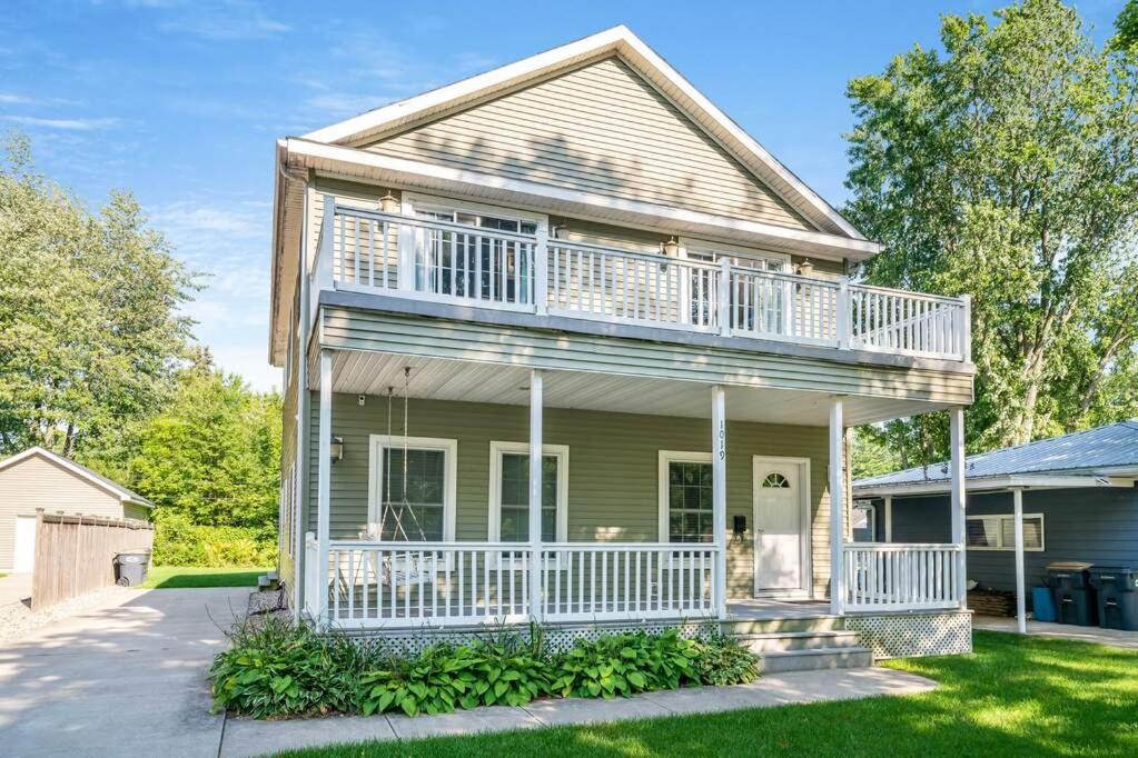 5 O clock somewhere, South Haven