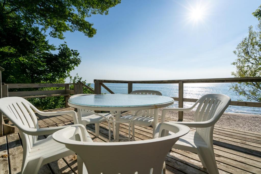 65 Bluff - 4 bedroom 3 bath vacation rental located just steps away from private beach access!, South Haven