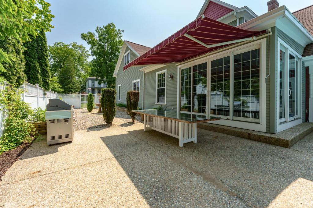 Goshorn House & Studio - Large pool - Within walking distance to downtown Douglas, Douglas