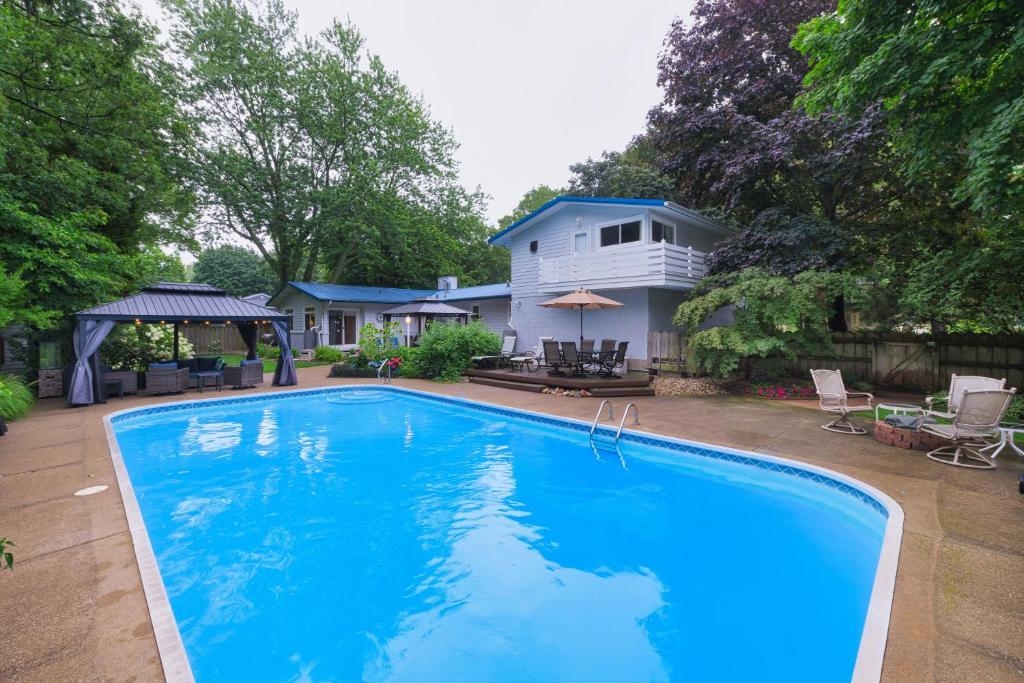 Private pool and lake views, sleeps 12, South Haven