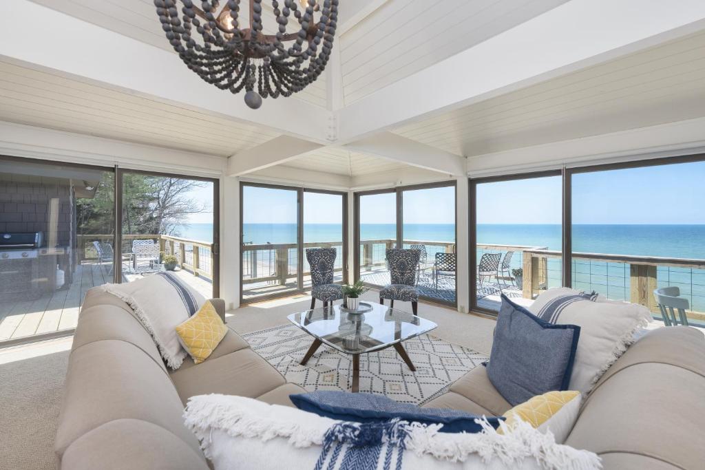 Private beach- sleeps 14 with stunning views!, Covert