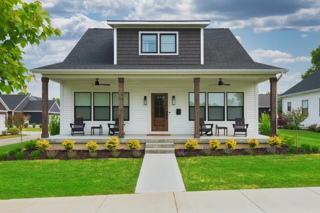 Bonjour Soha- pool- close to beach, South Haven