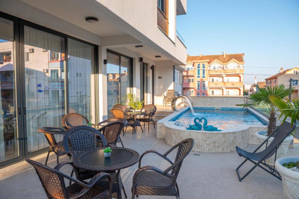 Premium Berlin with Pool - 5
