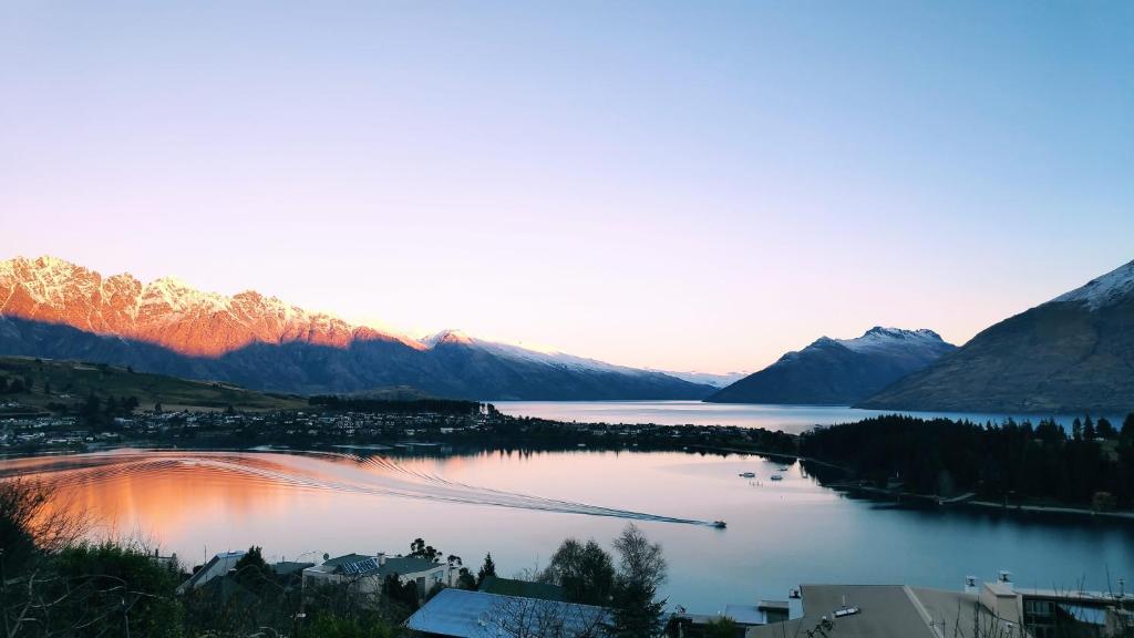 Lake Views - Close to Town - Hot Tub - Spa Pool, Queenstown