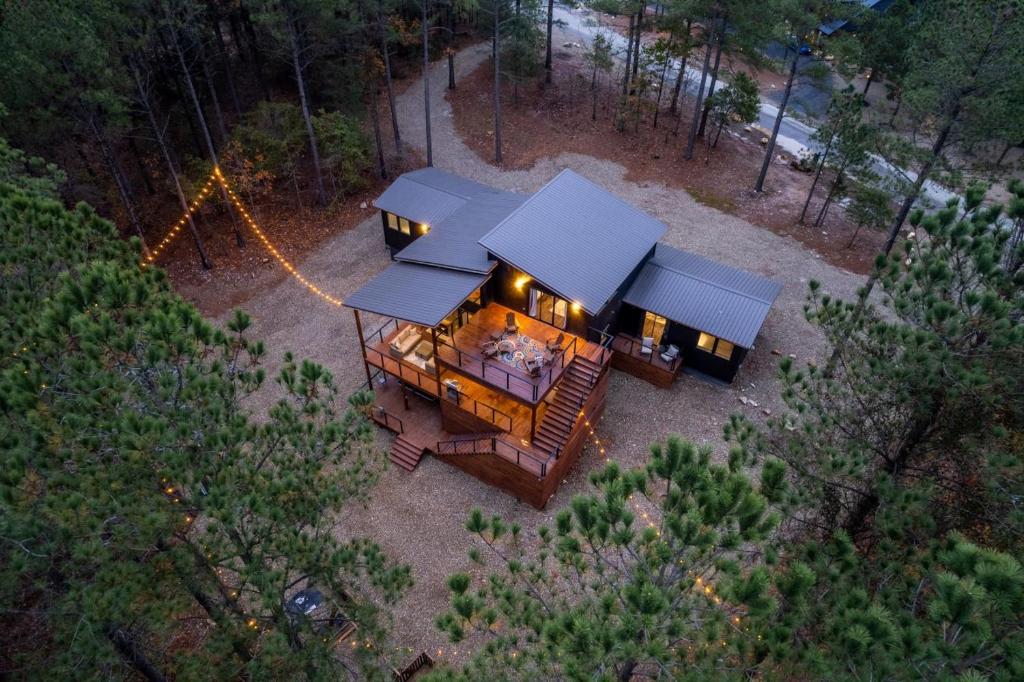 Unwind in Luxury - 12 Guest Escape Near Broken Bow Lake, Broken Bow