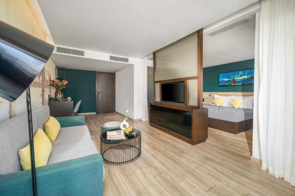 Shared lounge/TV area