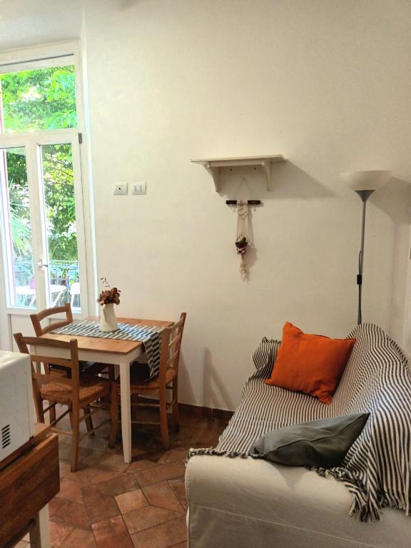 The Florence Nest, Florencie