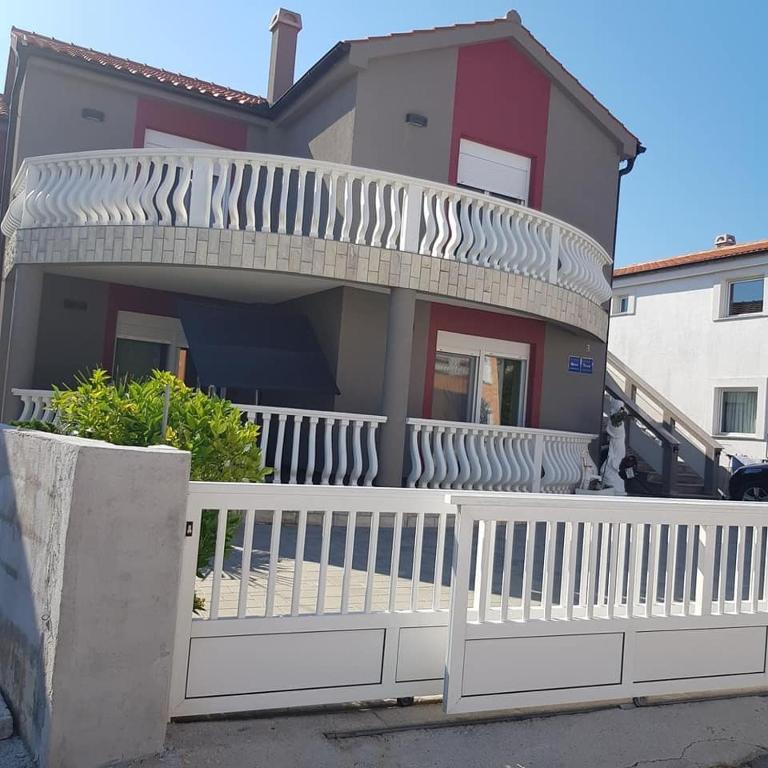 Apartment 3 Bella, Vir