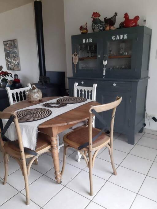 Maison chaleureuse au calme, Cast