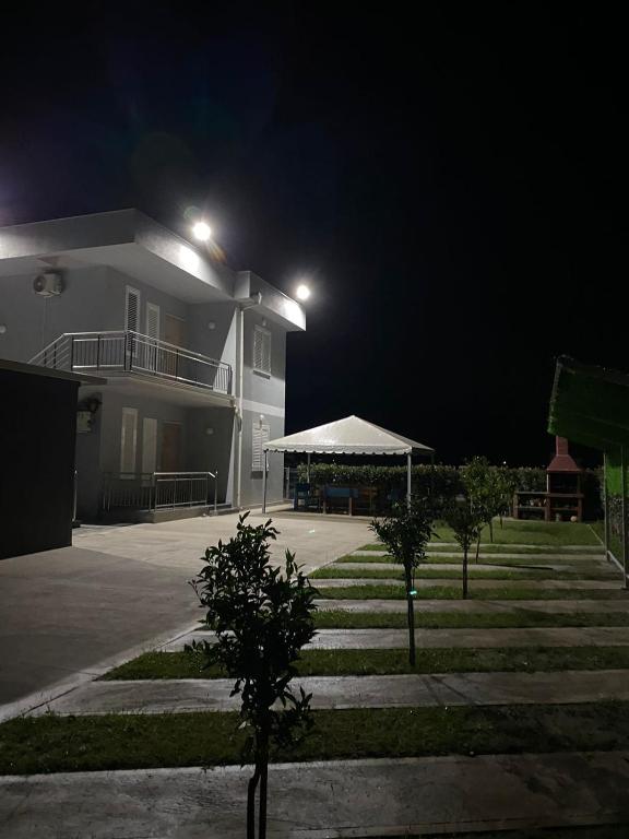 Guest Hours Kolaj, Baks-Rrjoll