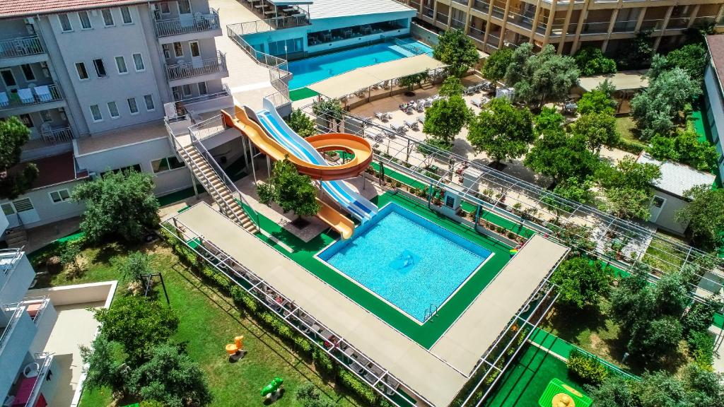 Catty Cats Garden Hotel — Side