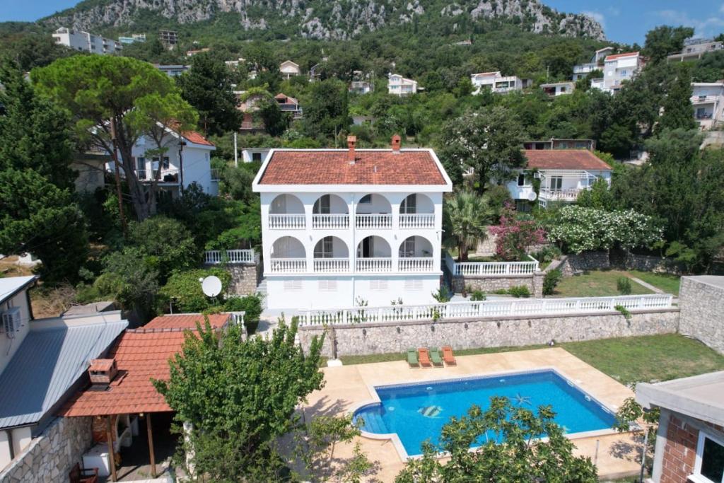 Sunset Pool Retreat, Zagrađe