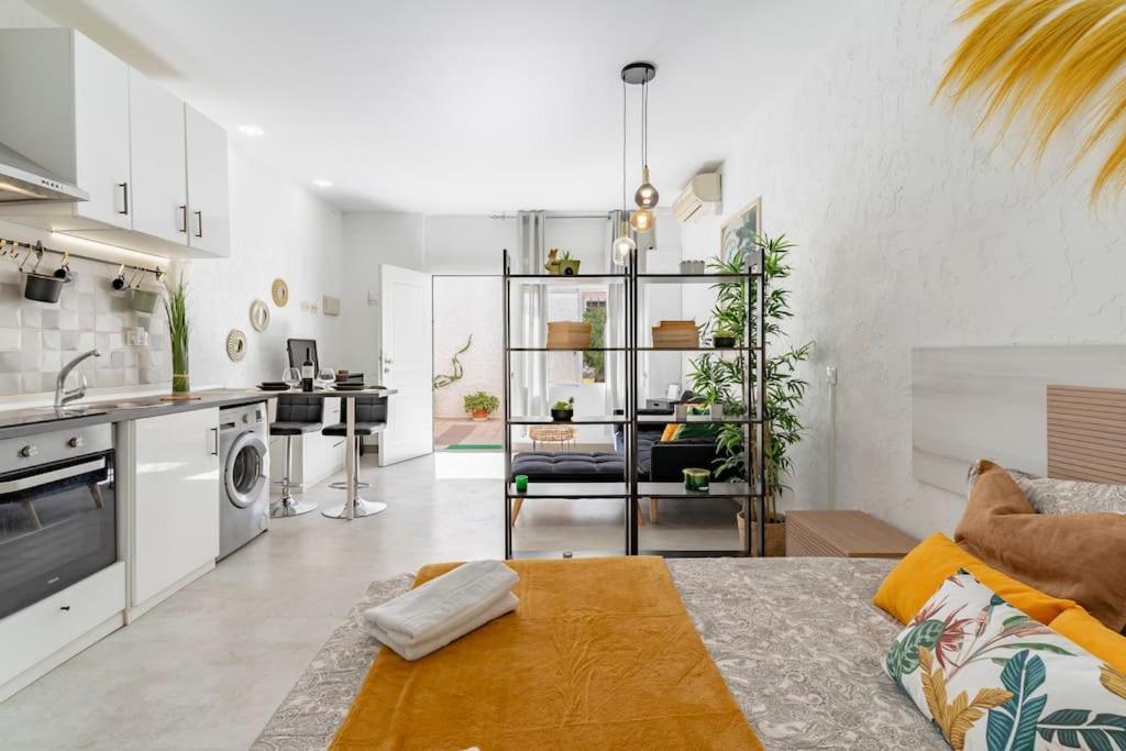 Bonito estudio carihuela con terraza, Wifi, playa a 150 metros - 3