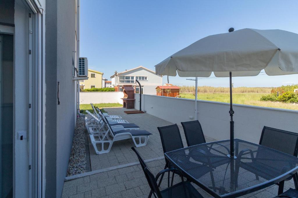 Sea front apartment Dani with private terrace and private garden - by TA Leut Agency, Privlaka