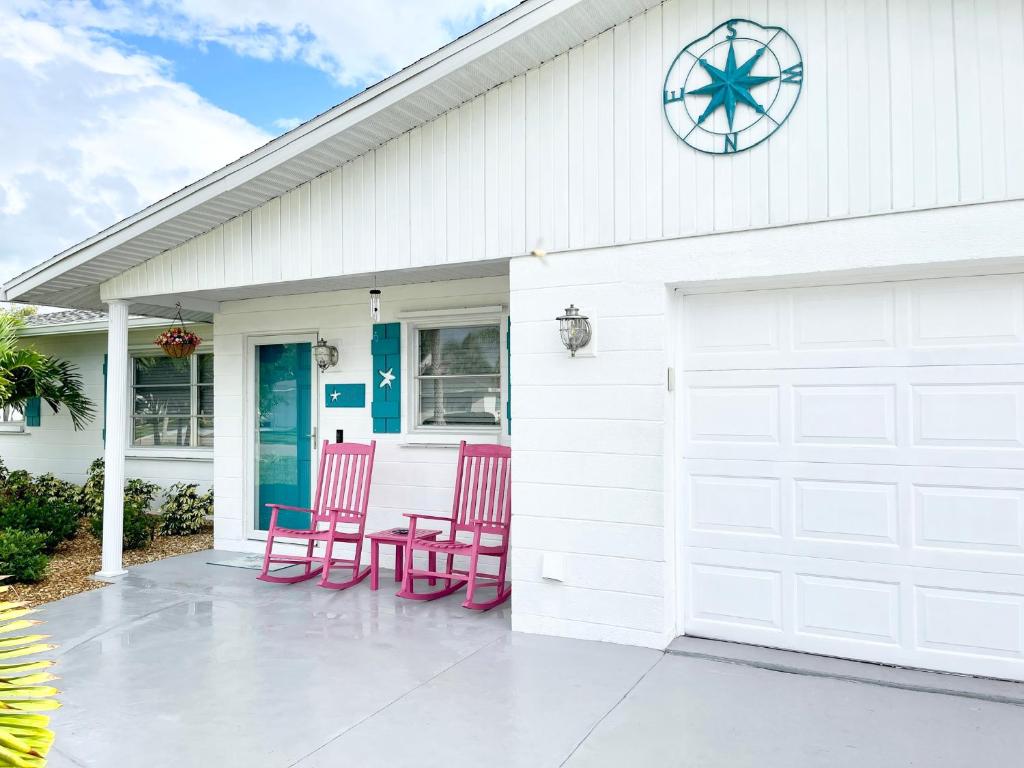 5 min drive to Beach - Beach Gear, Bikes, Firepit, Englewood