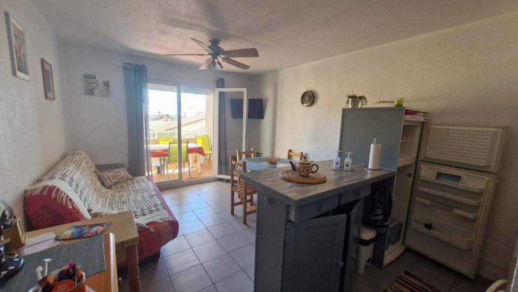 CLOS ST CYPRIEN Superbe T2 proche plage et port - terrasse - Piscine - parking - 3