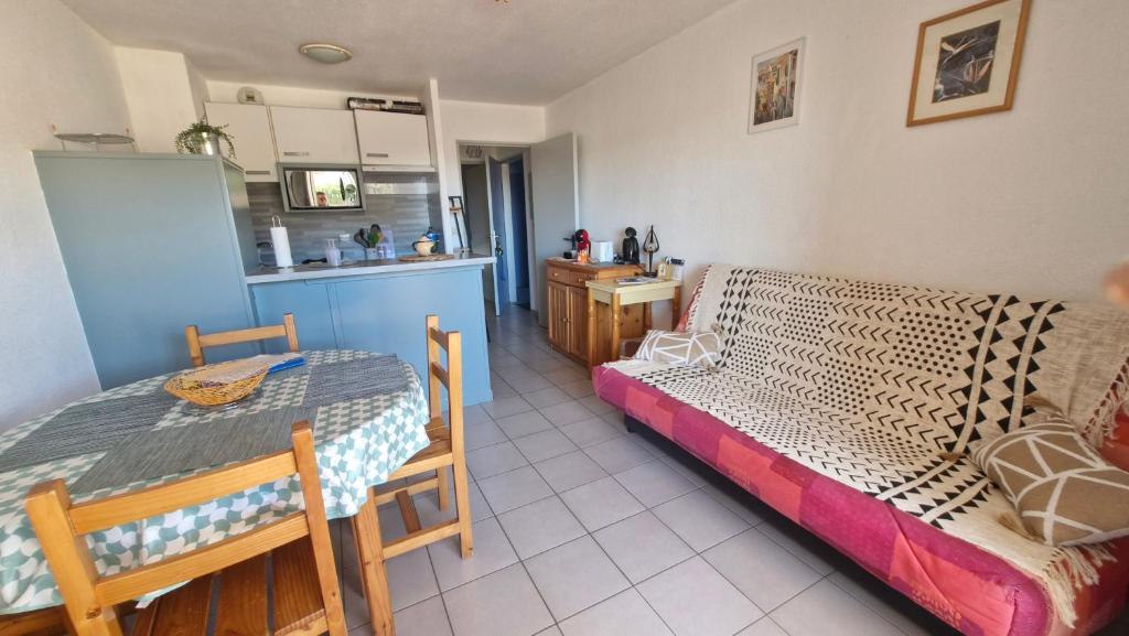 CLOS ST CYPRIEN Superbe T2 proche plage et port - terrasse - Piscine - parking - 2