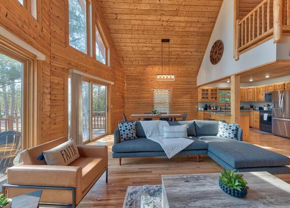 Charming & Cozy Chalet; Minutes to Shanty Creek!, Mancelona