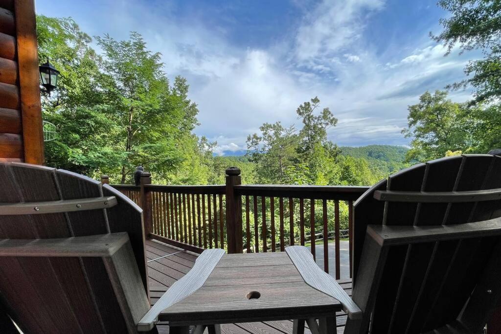 Great Views with Hot Tub, Fire-Pit, 200 MB Wifi, Sevierville