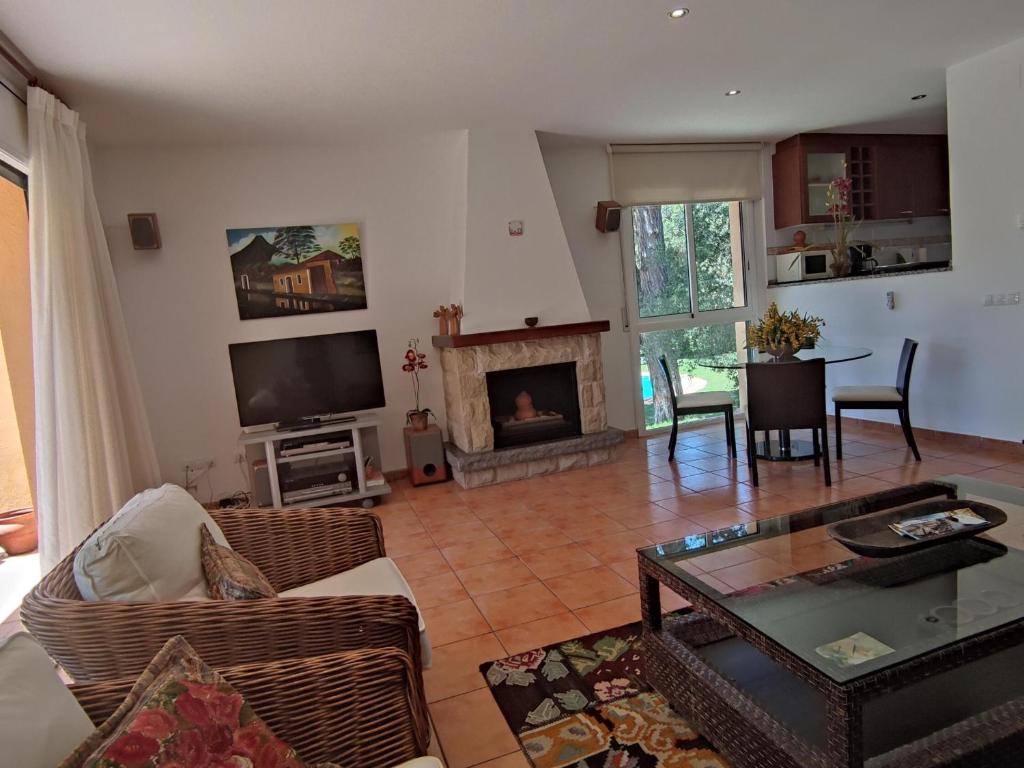 Hermosa Villa en Sant Feliu de Guíxols con Piscina Comunitaria - ES-209-80 - 3