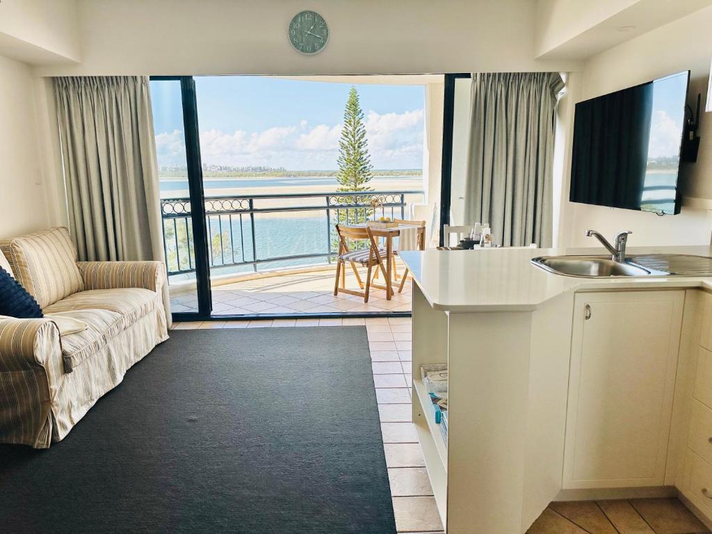 Unit614, Golden Beach