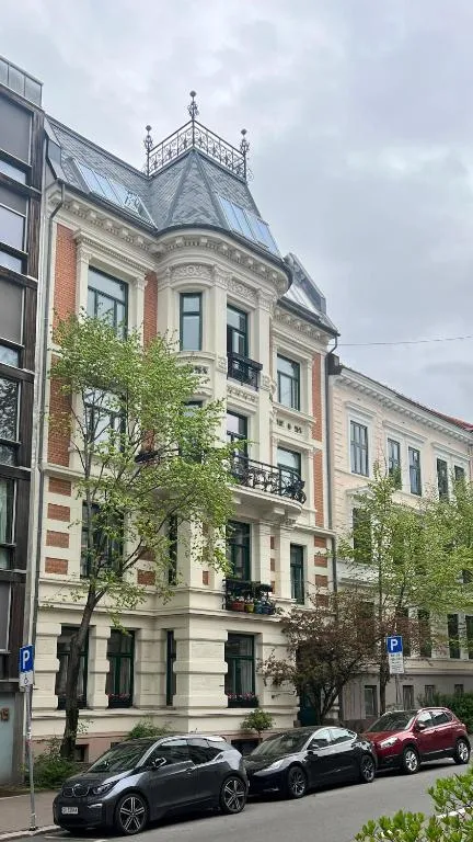 Elegant & Quiet Apartment in Historic House - Prime Location in Oslo West，位于奥斯陆的酒店