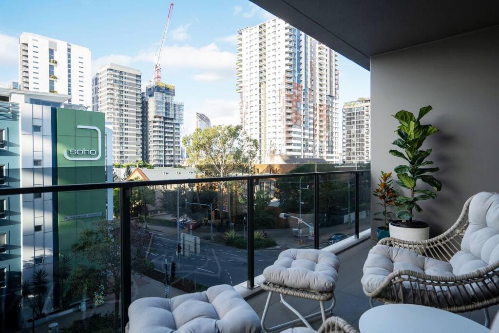 Stylish central apartment w pool, gym and more, Brisbane