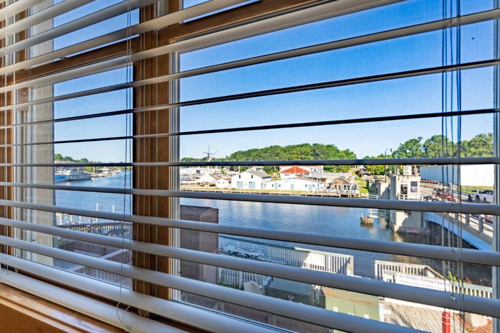 Colonial 1 - studio apartment overlooking the Black River, South Haven