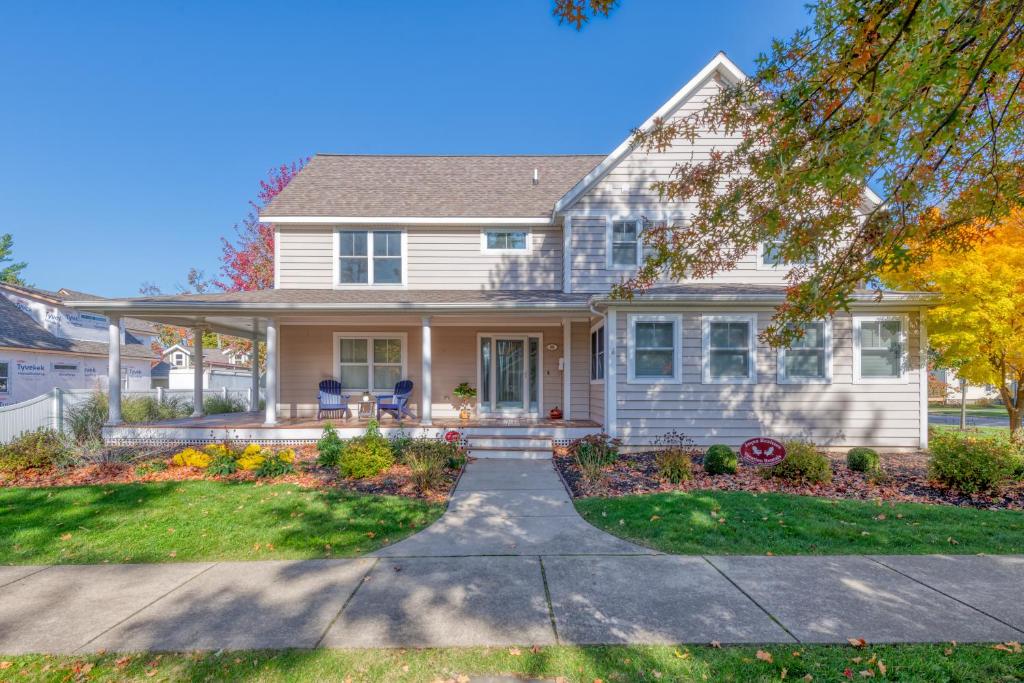 Boho Chateau - Located less than a block to Lake Michigan and Kid's Corner, South Haven